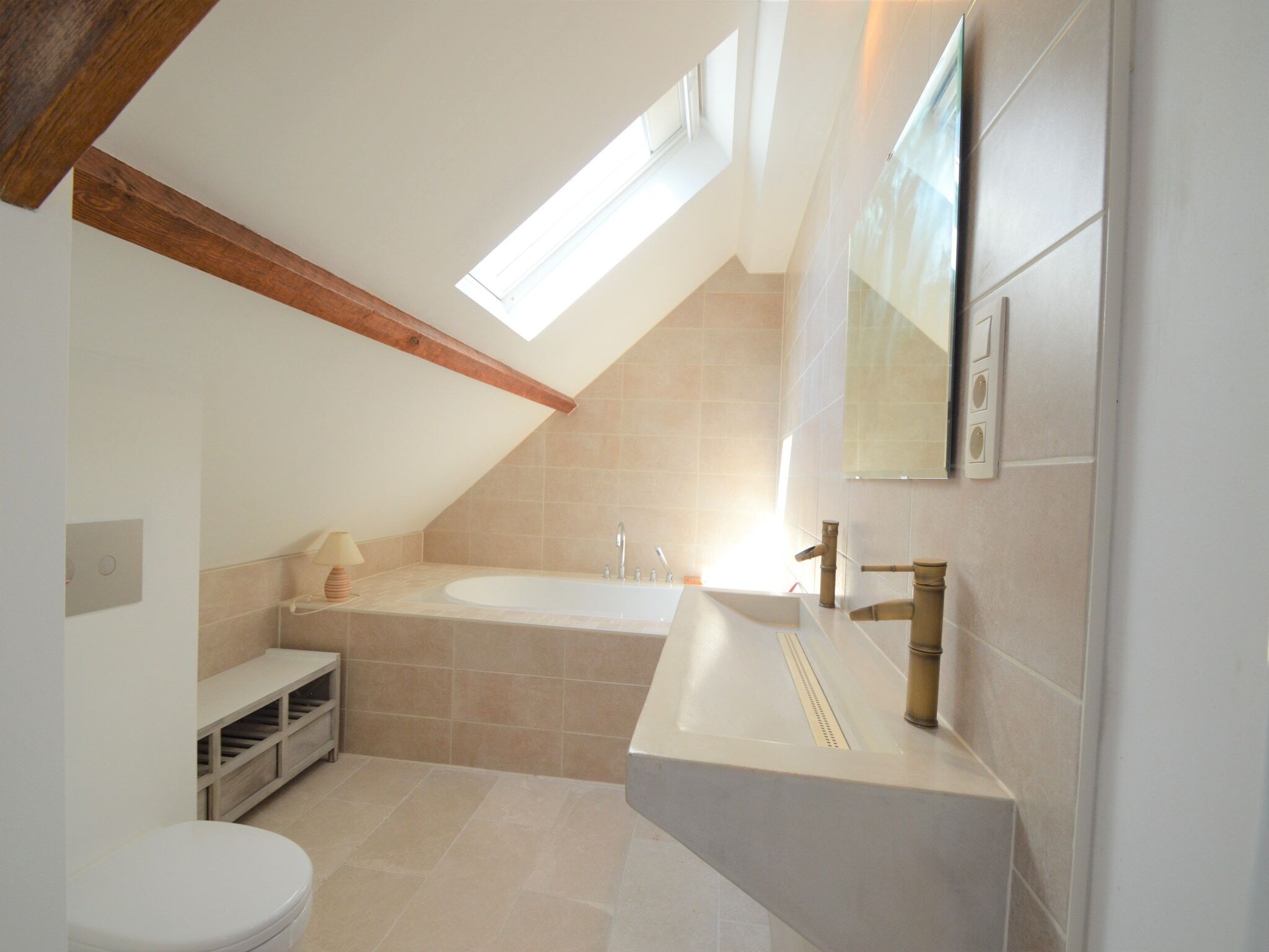 Combined shower/tub
