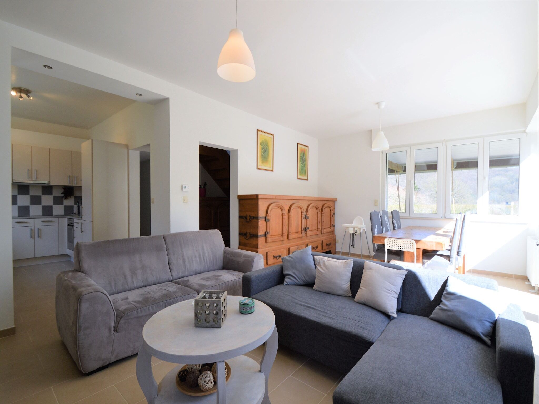 Een televisie en een stereo