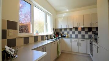 Een koelkast, een magnetron, een oven, een kookplaat