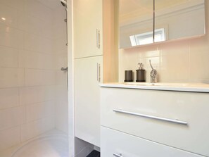 Bathtub - Modern Holiday Home in Wolphaartsdijk with Private Garden (Wolphaartsdijk)