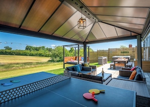 Outdoor dining - Spa Utopia (Sauna & Hot tub) (Raywell, Beverley)
