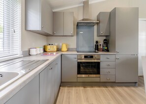 Frigorífico, horno, placa de cocina y tostadora