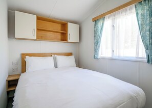 2 bedrooms, free WiFi - Comfortable and modern 10ft-wide caravan. (Woolacombe)