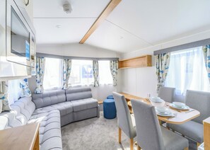 TV - Comfortable and modern 10ft-wide caravan. (Woolacombe)
