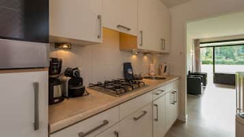 Een koelkast, een magnetron, een oven, een kookplaat