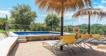 Villa with private pool in a privileged environment. Wifi, A/c & lovely BBQ