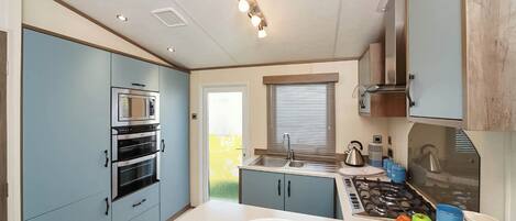 Réfrigérateur, four, plaque de cuisson, grille-pain