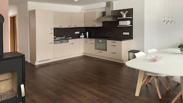 Geladeira, micro-ondas, cooktop, lava-louças
