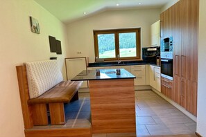 Fridge, microwave, stovetop, dishwasher