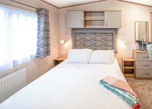 2 bedrooms, free WiFi - 12ft-wide caravan with one double with en suite bathroom and one twin bedroom. (Milford-on-Sea, Nr Lymington)