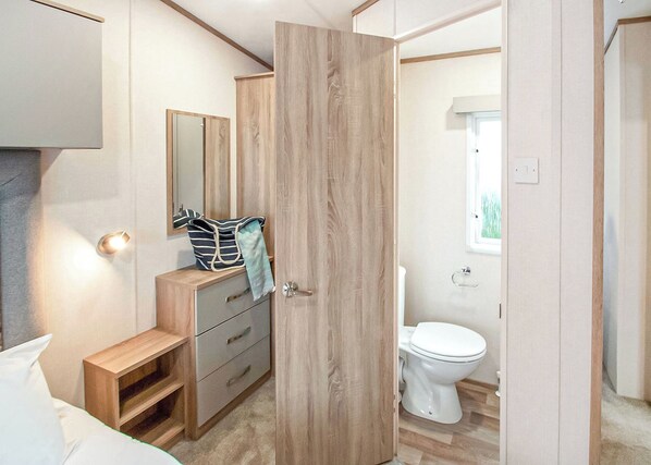 Bathroom - 12ft-wide caravan with one double with en suite bathroom and one twin bedroom. (Milford-on-Sea, Nr Lymington)
