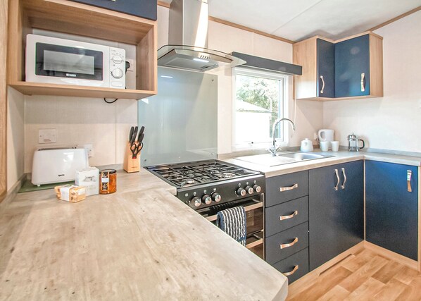 Unclassified image, 1 of 8, button - 12ft-wide caravan with one double with en suite bathroom and one twin bedroom. (Milford-on-Sea, Nr Lymington)