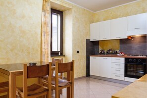 Kühlschrank, Ofen, Herdplatte, Wasserkocher mit Kaffee-/Teezubehör