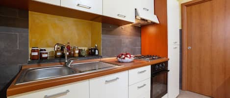 Kühlschrank, Ofen, Herdplatte, Wasserkocher mit Kaffee-/Teezubehör