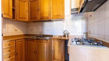 Frigorifero, forno, piano cottura, macchina per tè/caffè