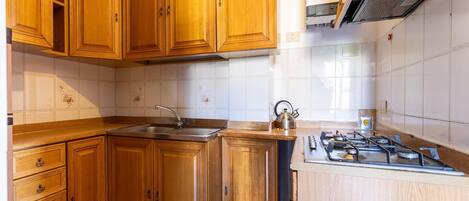 Réfrigérateur, four, plaque de cuisson, cafetière/bouilloire