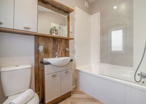 Bathroom - 2 bedroom accommodation in Skirlaugh, Nr Hull (Skirlaugh, Nr Hull)