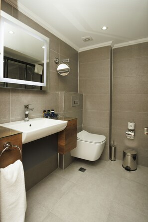 Shower, rainfall showerhead, hair dryer, slippers - Anemon Usak Otel (Usak)