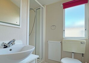 Bathroom - 3 bedroom accommodation in Mablethorpe, Skegness (Mablethorpe, Skegness)