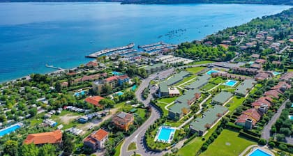 RosaDeiVenti: 2 bedroom Std., Lake view, 2 pools, central location