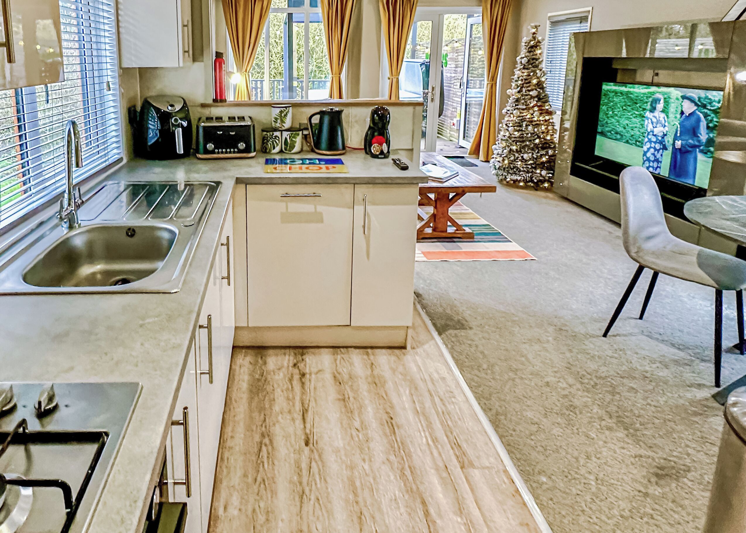 Fridge, oven, stovetop, dishwasher