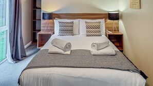 Room - Recently upgraded with Gazebo over hot tub and side bar with stools. (Raywell, Beverley)