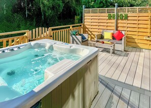 Outdoor spa tub - 1 bedroom accommodation in Raywell, Beverley (Raywell, Beverley)