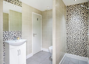 Bathroom - 1 bedroom accommodation in Raywell, Beverley (Raywell, Beverley)