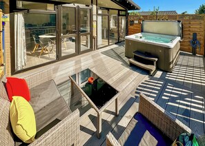 Outdoor dining - 1 bedroom accommodation in Raywell, Beverley (Raywell, Beverley)