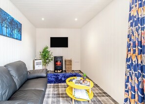 TV - 1 bedroom accommodation in Aughton (Aughton)