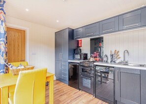 Fridge, oven, stovetop, toaster - 1 bedroom accommodation in Aughton (Aughton)