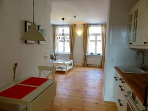 Kühlschrank, Ofen, Herdplatte, Wasserkocher mit Kaffee-/Teezubehör