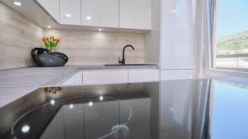 Grand réfrigérateur, four, plaque de cuisson