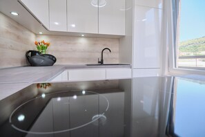 Refrigerador con freezer, horno, placa de cocina, utensilios de cocina