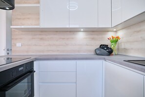 Full-sized fridge, oven, stovetop, cookware/dishes/utensils - Apartment Queen (Trogir)