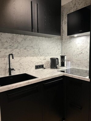 Kühlschrank, Herdplatte, Geschirrspüler, Hochstuhl