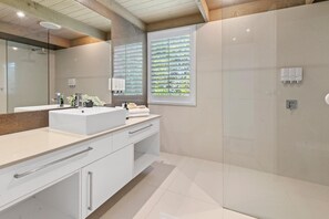 Shower, hair dryer, towels - Ngaree - Ocean Views - An oasis up in the treetops (Mount Martha)