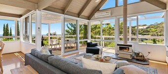 Ngaree - Ocean Views - An oasis up in the treetops