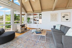 TV, fireplace - Ngaree - Ocean Views - An oasis up in the treetops (Mount Martha)