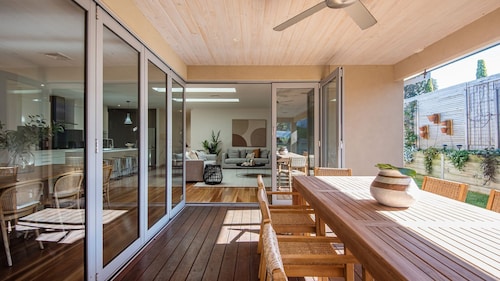 Luxury and Style on Pasadena with large spa