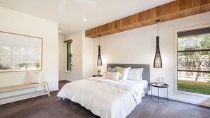 5 bedrooms, desk, iron/ironing board, travel crib - Luxury and Style on Pasadena with large spa (Rye)