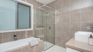 Badekar, hårføner og håndklær