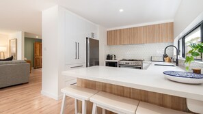 Kjøleskap, mikrobølgeovn, ovn og kokeplater