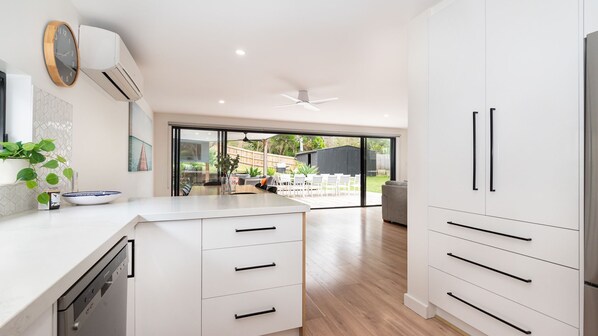 Køleskab, mikrobølgeovn, ovn, kogeplade