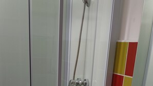 Dusj, hårføner, håndklær og såpe