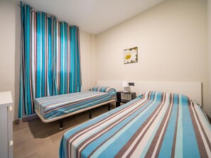 3 bedrooms, free WiFi, bed sheets - 3-Bedroom Apartment with Pool, Terrace & Parking, 150m from Beach in Torredembarra, Spain (Torredembarra)