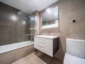 Towels - 3-Bedroom Apartment with Pool, Terrace & Parking, 150m from Beach in Torredembarra, Spain (Torredembarra)