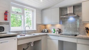 Oven, toaster, high chair, cookware/dishes/utensils - Select Lodge Plus 3 WF (Milford-on-Sea, Nr Lymington)