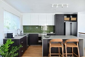 Jääkaappi, mikroaaltouuni, uuni, liesi