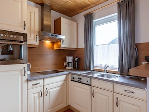 Kühlschrank, Mikrowelle, Herdplatte, Geschirrspüler